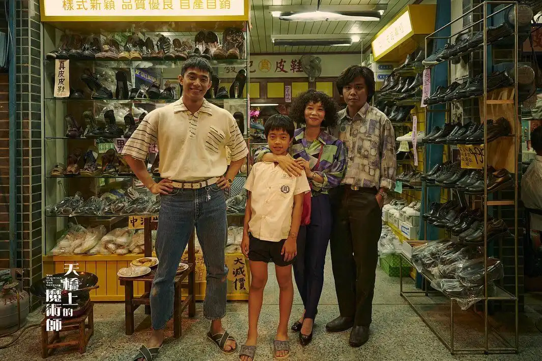 《天橋上的魔術師》故事場景在已被拆除的中華商場，Nori（左一）、弟弟小不點（左二）及爸媽是在商場賣鞋的店家。（「天橋上的魔術師 公視影集」粉絲專頁提供）